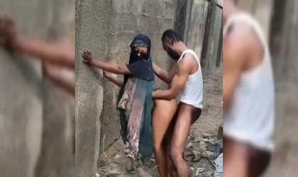 Nacking Hausa girl outsideÂ